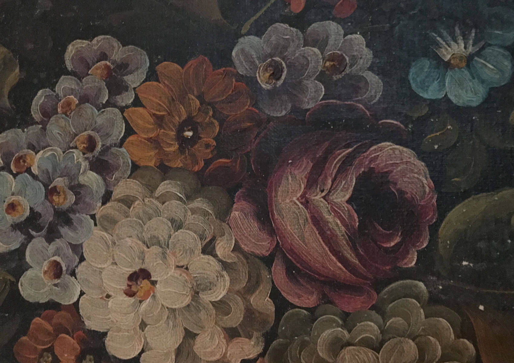 ANTIQUES & DECORATIVE INTERIORS