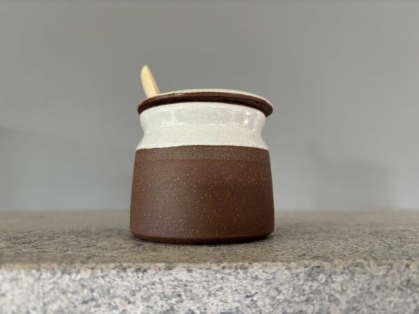 Stoneware, lidded, sugar pot with spoon